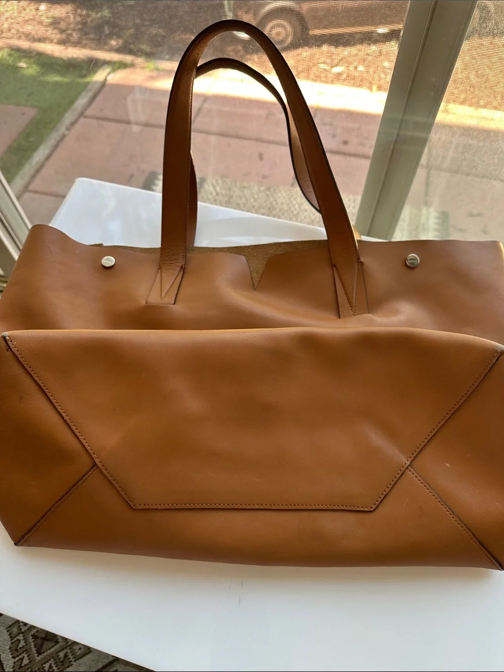 Vince minimalist cognac